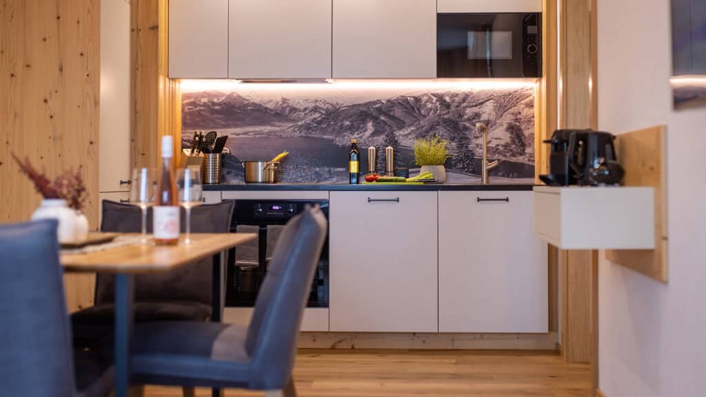 FESH LIVING Küche Esstisch Stühle Kaffeemaschine Mikrowelle