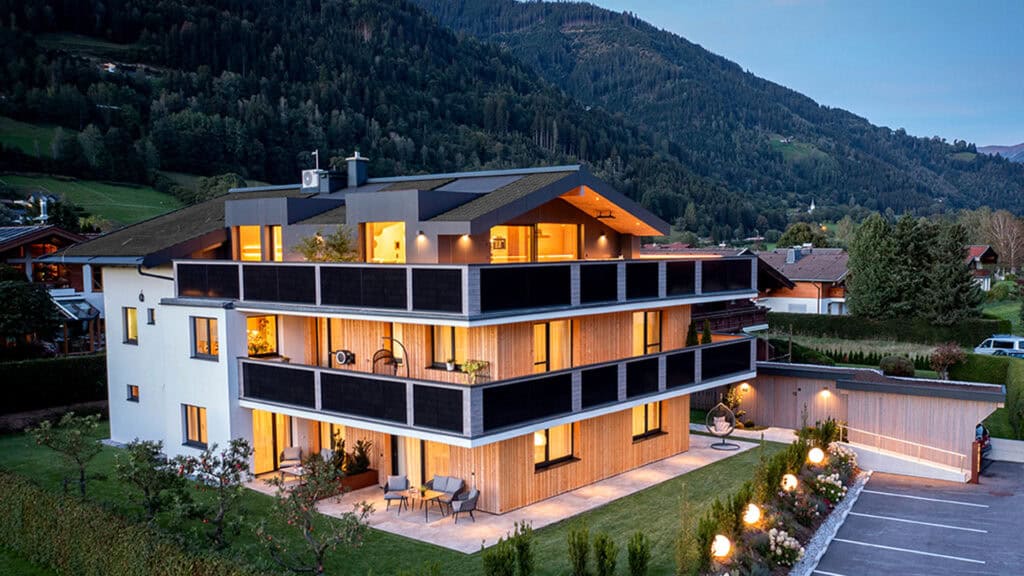 FESH LIVING Aussen Sommer Berge abends