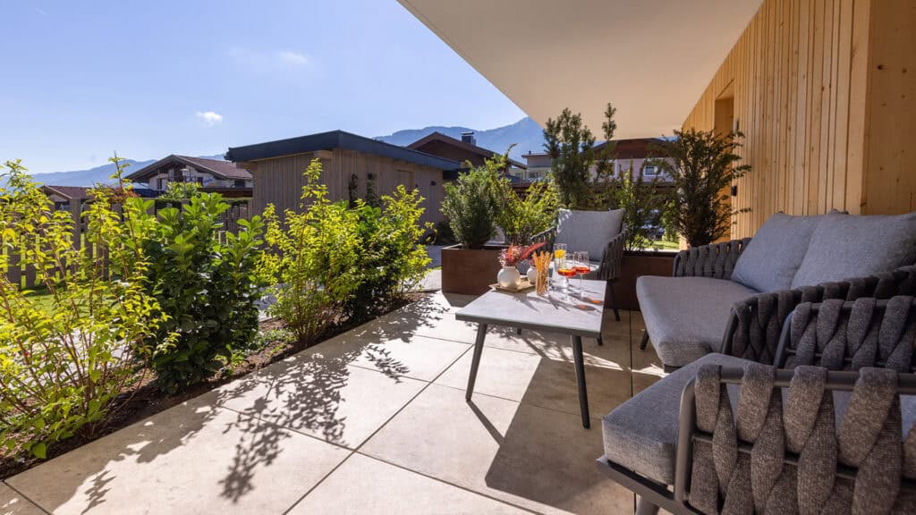 FESH LIVING Terrasse Erdgeschoss Loungemöbel Bergblick