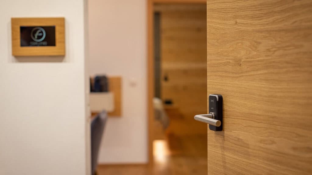 FESH LIVING Kontaktloser Zutritt Checkin Vorzimmer