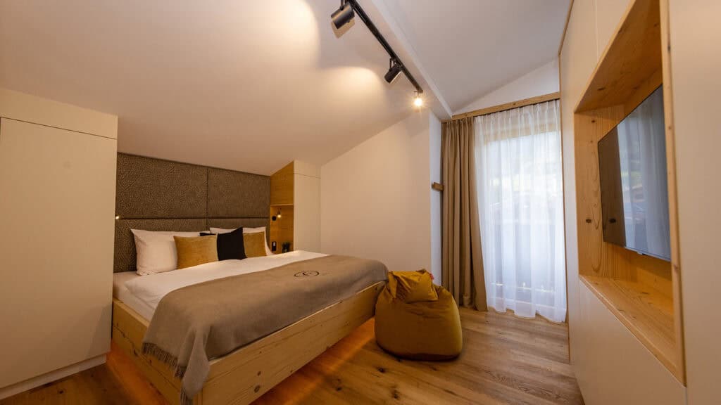 Penthouse bedroom Double bed View Smart-TV Bed linen