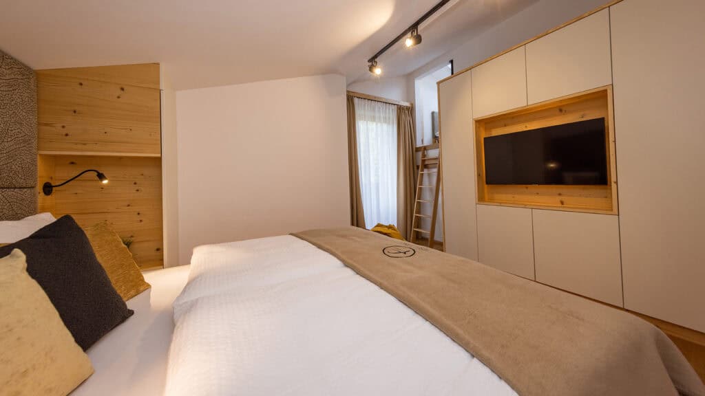 Penthouse bedroom Bed linen Double bed Smart-TV