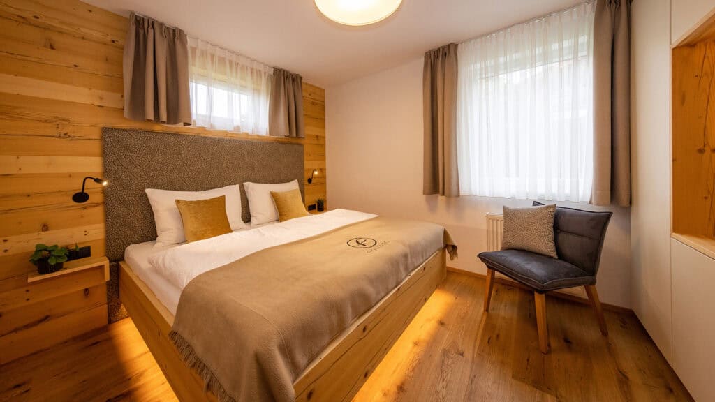 FESH LIVING Schlafzimmer Doppelbett Bett Sessel Leselampe