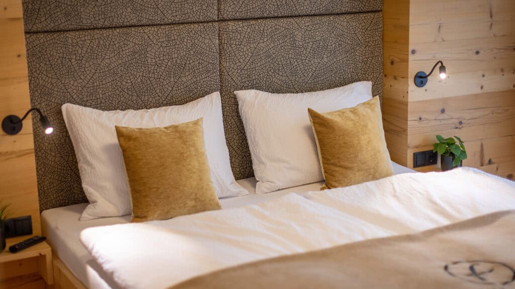 FESH LIVING Schlafzimmer Doppelbett Smart-TV Bett